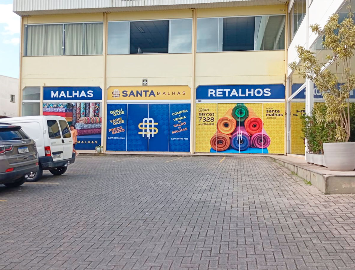 Interior da loja Santa Malhas com prateleiras de malhas e tecidos